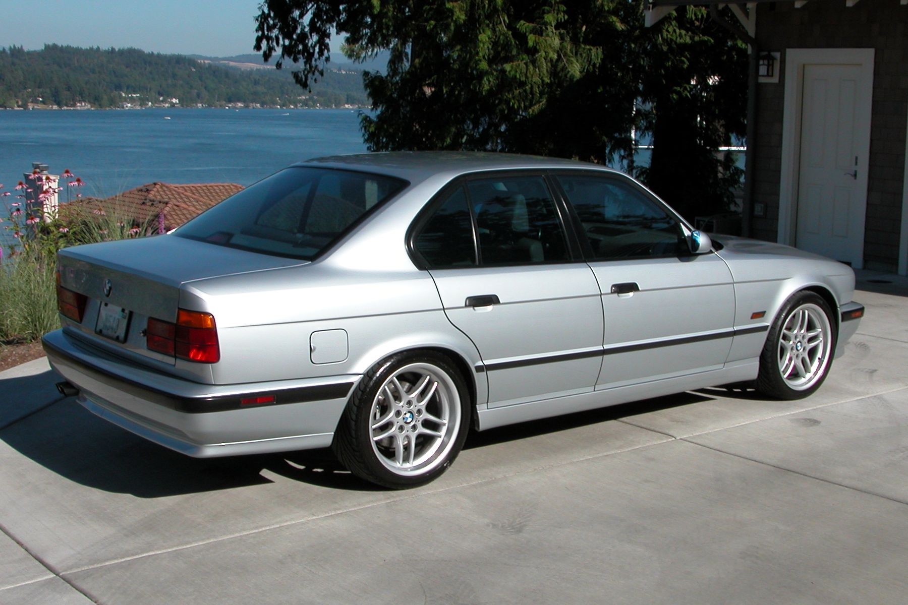BMW 5er  540i V8 286KM - dane techniczne, wymiary, spalanie i opinie